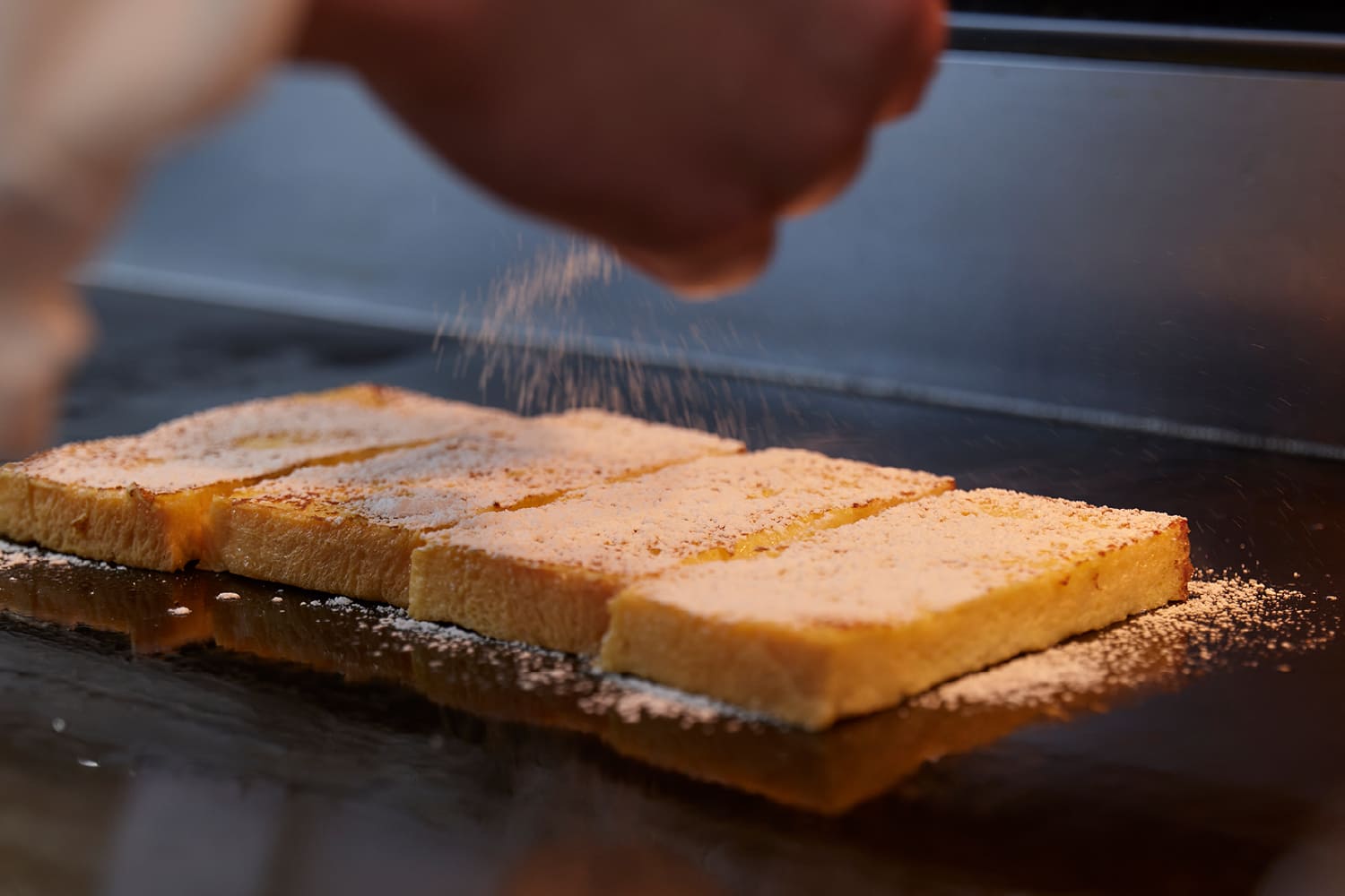 鉄板で焼くフレンチトーストも大人気